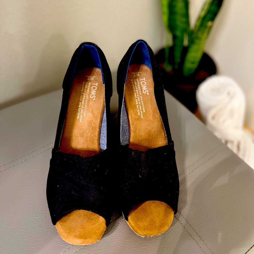 Toms wedge sandals. Super comfy but sadly fit me big. Worn just one time.